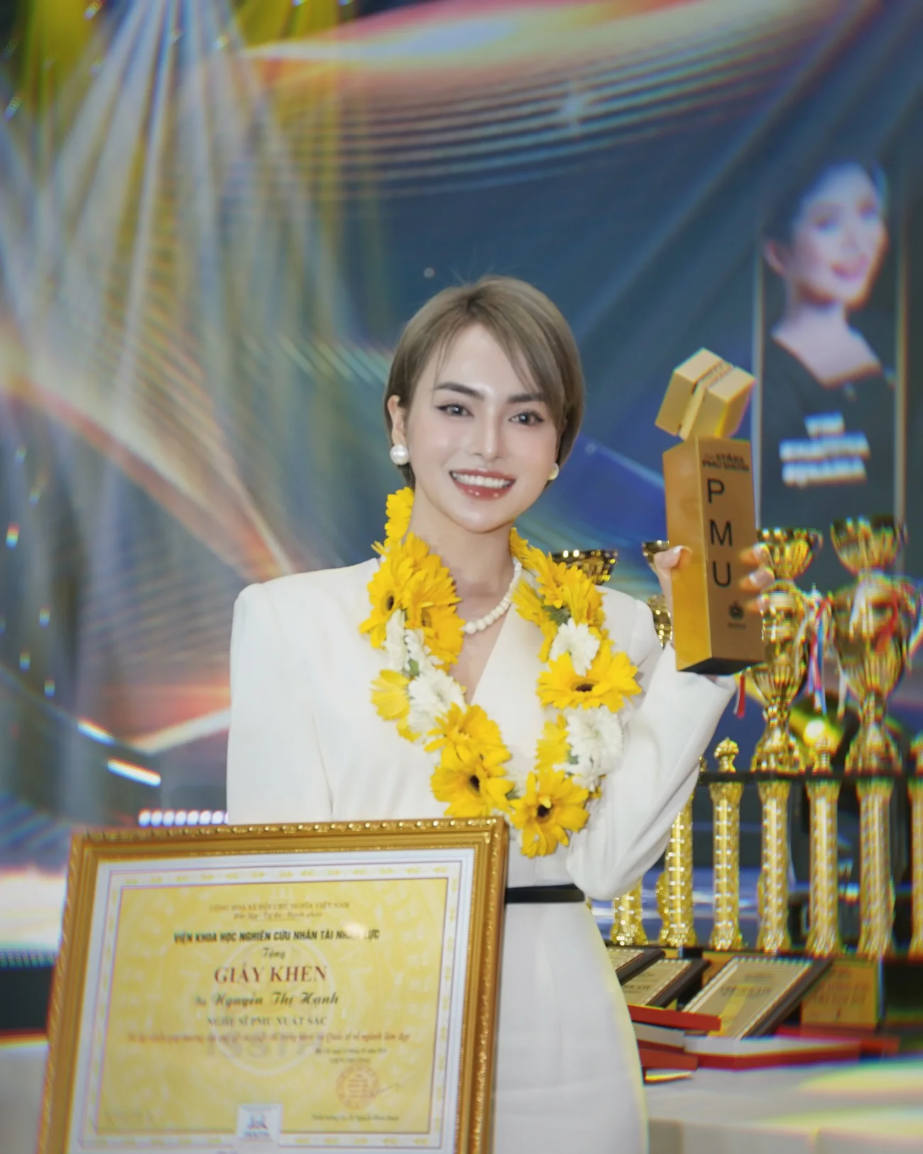 Chuyên gia HạnhKaty nhận cúp và bằng khen Nghệ sĩ PMU xuất sắc 2024